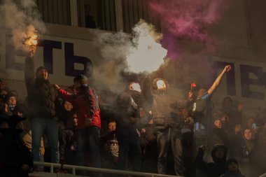 ODESSA, UKRAINE -2 Mart 2019: Shakhtar (Donetsk) maçı sırasında stadyumun tribünlerinde taraftarlar toplandı. Stadyumdaki izleyiciler. Fayer, stadyumun ışıkları yanıyor.
