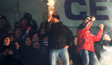 ODESSA, UKRAINE -2 Mart 2019: Shakhtar (Donetsk) maçı sırasında stadyumun tribünlerinde taraftarlar toplandı. Stadyumdaki izleyiciler. Fayer, stadyumun ışıkları yanıyor.
