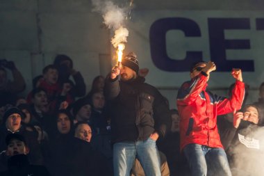 ODESSA, UKRAINE -2 Mart 2019: Shakhtar (Donetsk) maçı sırasında stadyumun tribünlerinde taraftarlar toplandı. Stadyumdaki izleyiciler. Fayer, stadyumun ışıkları yanıyor.