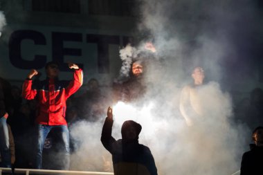 ODESSA, UKRAINE -2 Mart 2019: Shakhtar (Donetsk) maçı sırasında stadyumun tribünlerinde taraftarlar toplandı. Stadyumdaki izleyiciler. Fayer, stadyumun ışıkları yanıyor.