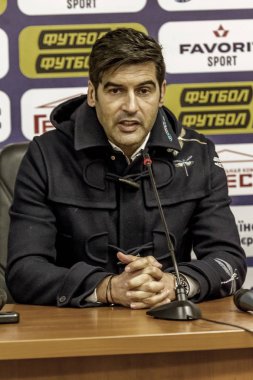 ODESSA, UKRAINE -2 Mart 2019: Ünlü futbol teknik direktörü Paulo Alexandre Rodrigues Fonseca ile Shakhtar (Donetsk) maçı sırasında Chornomorets. Basın toplantısı, yorumlar Baş antrenör Paulo Fonseca