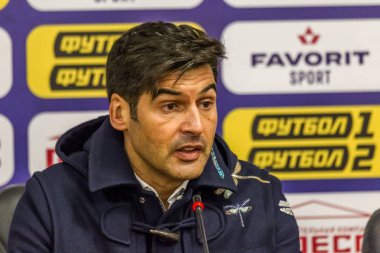 ODESSA, UKRAINE -2 Mart 2019: Ünlü futbol teknik direktörü Paulo Alexandre Rodrigues Fonseca ile Shakhtar (Donetsk) maçı sırasında Chornomorets. Basın toplantısı, yorumlar Baş antrenör Paulo Fonseca