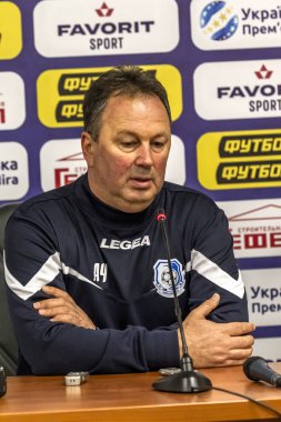 Odessa, Ukrayna -2 Mart 2019: Efsanevi ünlü teknik direktör Fc Chernomorets Odessa Angel Chervenkov maç Chernomorets - Shakhtar (Donetsk) sırasında. Basın toplantısı baş antrenör Angel Chervenkov