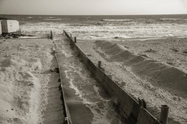 Kirli endüstriyel Atıksu deşarj denize. Rekreasyon alanının zehirlenmesi tarafından hastalığın yayılmasını, flora ve fauna Yalı ekolojisi ihlali sonucunda imha. Fırtına su, kanalizasyon