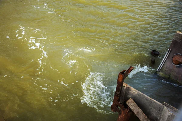 Einleitung Von Schmutzigem Industrieabwasser Ins Meer Vergiftung Des Erholungsgebietes Durch — Stockfoto