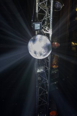 Sahne ışıkları. Karanlıkta birkaç projektör var. Gösteri sırasında sahnenin sahne ışıklarından gelen çok renkli ışık demetleri sahnenin dumanının içinde. Gece kulübü. Işıklar açık. Lazer gösterisi