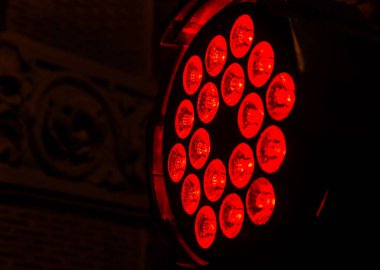 Sahne ışıkları. Karanlıkta birkaç projektör var. Gösteri sırasında sahnenin sahne ışıklarından gelen çok renkli ışık demetleri sahnenin dumanının içinde. Gece kulübü. Işıklar açık. Lazer gösterisi