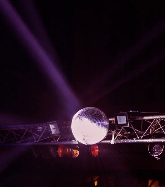 Luzes Palco Vários Projetores Escuro Feixes Luz Multicoloridos Dos Holofotes — Fotografia de Stock