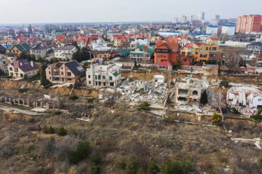 Heyelan tarafından kasırganın yağmurlar nedeniyle pahalı yazlıklar ve evleri yok. Yıkılan ev, yazlık, büyük çatlaklar, cips, döşeme. Kırık asfalt heyelan depremden sonra değiştirdi. Drone görüntülemek