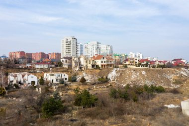 Heyelan tarafından kasırganın yağmurlar nedeniyle pahalı yazlıklar ve evleri yok. Yıkılan ev, yazlık, büyük çatlaklar, cips, döşeme. Kırık asfalt heyelan depremden sonra değiştirdi. Drone görüntülemek