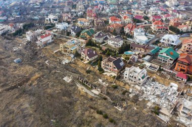 Heyelan tarafından kasırganın yağmurlar nedeniyle pahalı yazlıklar ve evleri yok. Yıkılan ev, yazlık, büyük çatlaklar, cips, döşeme. Kırık asfalt heyelan depremden sonra değiştirdi. Drone görüntülemek