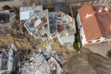 Heyelan tarafından kasırganın yağmurlar nedeniyle pahalı yazlıklar ve evleri yok. Yıkılan ev, yazlık, büyük çatlaklar, cips, döşeme. Kırık asfalt heyelan depremden sonra değiştirdi. Drone görüntülemek