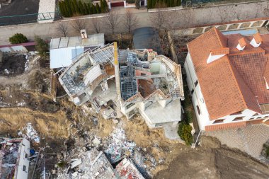 Heyelan tarafından kasırganın yağmurlar nedeniyle pahalı yazlıklar ve evleri yok. Yıkılan ev, yazlık, büyük çatlaklar, cips, döşeme. Kırık asfalt heyelan depremden sonra değiştirdi. Drone görüntülemek