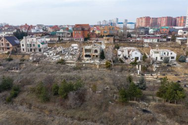 Heyelan tarafından kasırganın yağmurlar nedeniyle pahalı yazlıklar ve evleri yok. Yıkılan ev, yazlık, büyük çatlaklar, cips, döşeme. Kırık asfalt heyelan depremden sonra değiştirdi. Drone görüntülemek