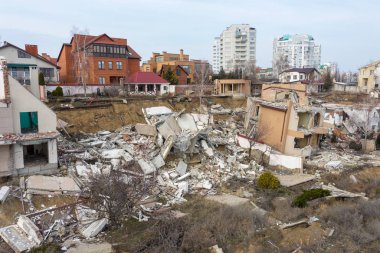 Heyelan tarafından kasırganın yağmurlar nedeniyle pahalı yazlıklar ve evleri yok. Yıkılan ev, yazlık, büyük çatlaklar, cips, döşeme. Kırık asfalt heyelan depremden sonra değiştirdi. Drone görüntülemek