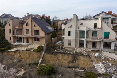 Heyelan tarafından kasırganın yağmurlar nedeniyle pahalı yazlıklar ve evleri yok. Yıkılan ev, yazlık, büyük çatlaklar, cips, döşeme. Kırık asfalt heyelan depremden sonra değiştirdi. Drone görüntülemek