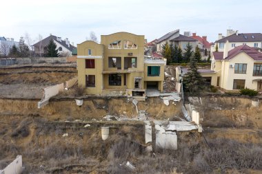 Heyelan tarafından kasırganın yağmurlar nedeniyle pahalı yazlıklar ve evleri yok. Yıkılan ev, yazlık, büyük çatlaklar, cips, döşeme. Kırık asfalt heyelan depremden sonra değiştirdi. Drone görüntülemek