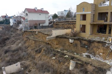 Heyelan tarafından kasırganın yağmurlar nedeniyle pahalı yazlıklar ve evleri yok. Yıkılan ev, yazlık, büyük çatlaklar, cips, döşeme. Kırık asfalt heyelan depremden sonra değiştirdi. Drone görüntülemek