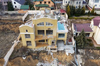 Heyelan tarafından kasırganın yağmurlar nedeniyle pahalı yazlıklar ve evleri yok. Yıkılan ev, yazlık, büyük çatlaklar, cips, döşeme. Kırık asfalt heyelan depremden sonra değiştirdi. Drone görüntülemek