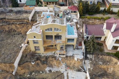 Heyelan tarafından kasırganın yağmurlar nedeniyle pahalı yazlıklar ve evleri yok. Yıkılan ev, yazlık, büyük çatlaklar, cips, döşeme. Kırık asfalt heyelan depremden sonra değiştirdi. Drone görüntülemek