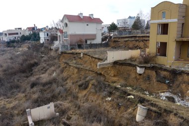Heyelan tarafından kasırganın yağmurlar nedeniyle pahalı yazlıklar ve evleri yok. Yıkılan ev, yazlık, büyük çatlaklar, cips, döşeme. Kırık asfalt heyelan depremden sonra değiştirdi. Drone görüntülemek