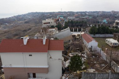 Heyelan tarafından kasırganın yağmurlar nedeniyle pahalı yazlıklar ve evleri yok. Yıkılan ev, yazlık, büyük çatlaklar, cips, döşeme. Kırık asfalt heyelan depremden sonra değiştirdi. Drone görüntülemek