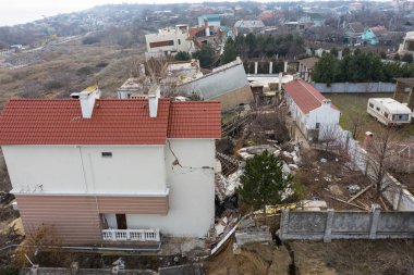 Heyelan tarafından kasırganın yağmurlar nedeniyle pahalı yazlıklar ve evleri yok. Yıkılan ev, yazlık, büyük çatlaklar, cips, döşeme. Kırık asfalt heyelan depremden sonra değiştirdi. Drone görüntülemek