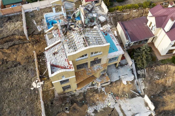 Tanah Longsor Yang Disebabkan Oleh Hujan Badai Menghancurkan Pondok Pondok — Stok Foto