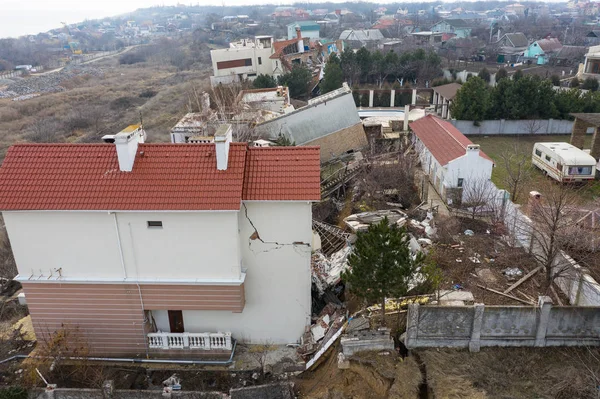 Heyelan tarafından kasırganın yağmurlar nedeniyle pahalı yazlıklar ve evleri yok. Yıkılan ev, yazlık, büyük çatlaklar, cips, döşeme. Kırık asfalt heyelan depremden sonra değiştirdi. Drone görüntülemek