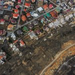 O deslizamento de terra causado por chuvas de furacão destruiu casas e casas caras. Casa destruída, cabana, grandes rachaduras, batatas fritas, lajes. Asfalto quebrado mudou de deslizamento de terra após terremoto. Vista de drone