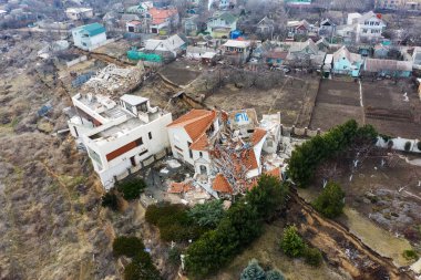 Heyelan tarafından kasırganın yağmurlar nedeniyle pahalı yazlıklar ve evleri yok. Yıkılan ev, yazlık, büyük çatlaklar, cips, döşeme. Kırık asfalt heyelan depremden sonra değiştirdi. Drone görüntülemek