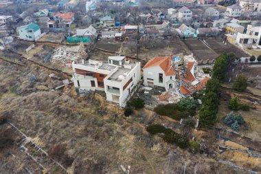 Heyelan tarafından kasırganın yağmurlar nedeniyle pahalı yazlıklar ve evleri yok. Yıkılan ev, yazlık, büyük çatlaklar, cips, döşeme. Kırık asfalt heyelan depremden sonra değiştirdi. Drone görüntülemek