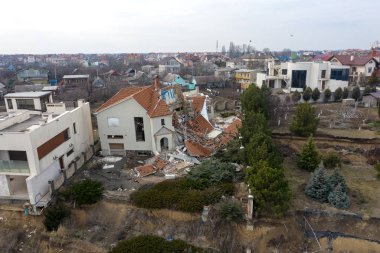 Heyelan tarafından kasırganın yağmurlar nedeniyle pahalı yazlıklar ve evleri yok. Yıkılan ev, yazlık, büyük çatlaklar, cips, döşeme. Kırık asfalt heyelan depremden sonra değiştirdi. Drone görüntülemek