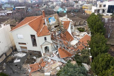 Heyelan tarafından kasırganın yağmurlar nedeniyle pahalı yazlıklar ve evleri yok. Yıkılan ev, yazlık, büyük çatlaklar, cips, döşeme. Kırık asfalt heyelan depremden sonra değiştirdi. Drone görüntülemek