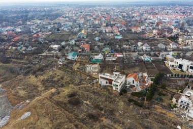 Heyelan tarafından kasırganın yağmurlar nedeniyle pahalı yazlıklar ve evleri yok. Yıkılan ev, yazlık, büyük çatlaklar, cips, döşeme. Kırık asfalt heyelan depremden sonra değiştirdi. Drone görüntülemek