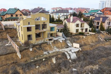 Heyelan tarafından kasırganın yağmurlar nedeniyle pahalı yazlıklar ve evleri yok. Yıkılan ev, yazlık, büyük çatlaklar, cips, döşeme. Kırık asfalt heyelan depremden sonra değiştirdi. Drone görüntülemek