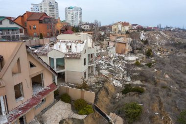 Heyelan tarafından kasırganın yağmurlar nedeniyle pahalı yazlıklar ve evleri yok. Yıkılan ev, yazlık, büyük çatlaklar, cips, döşeme. Kırık asfalt heyelan depremden sonra değiştirdi. Drone görüntülemek