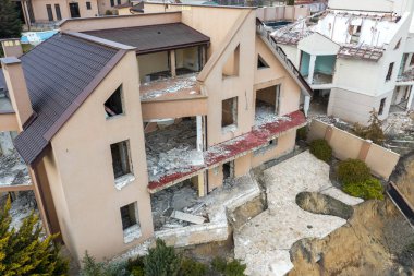 Heyelan tarafından kasırganın yağmurlar nedeniyle pahalı yazlıklar ve evleri yok. Yıkılan ev, yazlık, büyük çatlaklar, cips, döşeme. Kırık asfalt heyelan depremden sonra değiştirdi. Drone görüntülemek