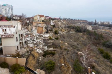 Heyelan tarafından kasırganın yağmurlar nedeniyle pahalı yazlıklar ve evleri yok. Yıkılan ev, yazlık, büyük çatlaklar, cips, döşeme. Kırık asfalt heyelan depremden sonra değiştirdi. Drone görüntülemek