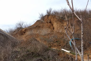 Heyelan tarafından kasırganın yağmurlar nedeniyle pahalı yazlıklar ve evleri yok. Yıkılan ev, yazlık, büyük çatlaklar, cips, döşeme. Kırık asfalt heyelan depremden sonra değiştirdi. Drone görüntülemek