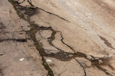 Heyelan tarafından kasırganın yağmurlar nedeniyle pahalı yazlıklar ve evleri yok. Yıkılan ev, yazlık, büyük çatlaklar, cips, döşeme. Kırık asfalt heyelan depremden sonra değiştirdi. Drone görüntülemek