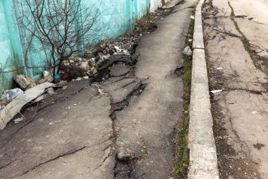 Heyelan tarafından kasırganın yağmurlar nedeniyle pahalı yazlıklar ve evleri yok. Yıkılan ev, yazlık, büyük çatlaklar, cips, döşeme. Kırık asfalt heyelan depremden sonra değiştirdi. Drone görüntülemek