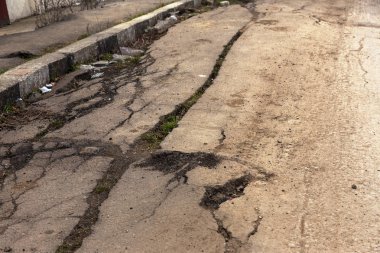 Heyelan tarafından kasırganın yağmurlar nedeniyle pahalı yazlıklar ve evleri yok. Yıkılan ev, yazlık, büyük çatlaklar, cips, döşeme. Kırık asfalt heyelan depremden sonra değiştirdi. Drone görüntülemek