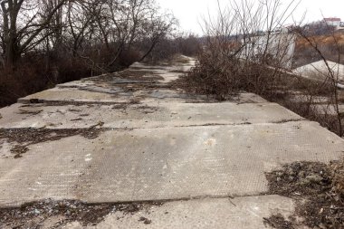 Heyelan tarafından kasırganın yağmurlar nedeniyle pahalı yazlıklar ve evleri yok. Yıkılan ev, yazlık, büyük çatlaklar, cips, döşeme. Kırık asfalt heyelan depremden sonra değiştirdi. Drone görüntülemek