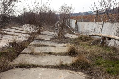 Heyelan tarafından kasırganın yağmurlar nedeniyle pahalı yazlıklar ve evleri yok. Yıkılan ev, yazlık, büyük çatlaklar, cips, döşeme. Kırık asfalt heyelan depremden sonra değiştirdi. Drone görüntülemek
