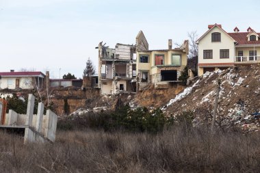 Heyelan tarafından kasırganın yağmurlar nedeniyle pahalı yazlıklar ve evleri yok. Yıkılan ev, yazlık, büyük çatlaklar, cips, döşeme. Kırık asfalt heyelan depremden sonra değiştirdi. Drone görüntülemek
