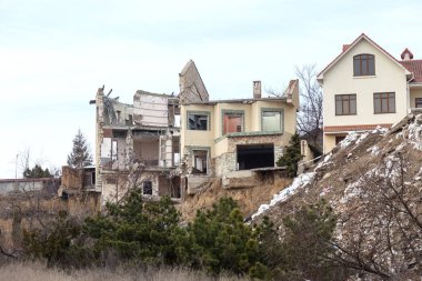 Heyelan tarafından kasırganın yağmurlar nedeniyle pahalı yazlıklar ve evleri yok. Yıkılan ev, yazlık, büyük çatlaklar, cips, döşeme. Kırık asfalt heyelan depremden sonra değiştirdi. Drone görüntülemek