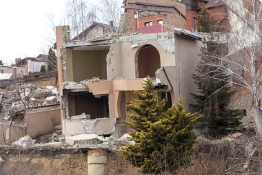 Heyelan tarafından kasırganın yağmurlar nedeniyle pahalı yazlıklar ve evleri yok. Yıkılan ev, yazlık, büyük çatlaklar, cips, döşeme. Kırık asfalt heyelan depremden sonra değiştirdi. Drone görüntülemek