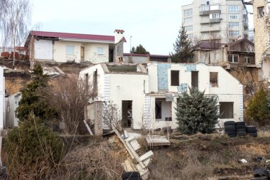 Heyelan tarafından kasırganın yağmurlar nedeniyle pahalı yazlıklar ve evleri yok. Yıkılan ev, yazlık, büyük çatlaklar, cips, döşeme. Kırık asfalt heyelan depremden sonra değiştirdi. Drone görüntülemek