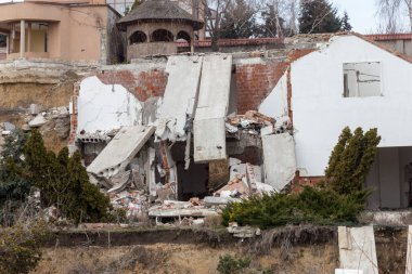Heyelan tarafından kasırganın yağmurlar nedeniyle pahalı yazlıklar ve evleri yok. Yıkılan ev, yazlık, büyük çatlaklar, cips, döşeme. Kırık asfalt heyelan depremden sonra değiştirdi. Drone görüntülemek